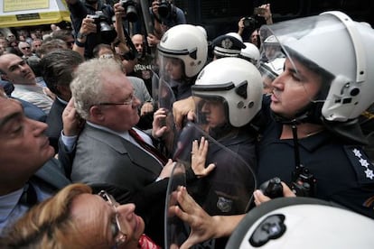 La polic&iacute;a corta el paso a m&eacute;dicos y abogados en una protesta hoy en Atenas.