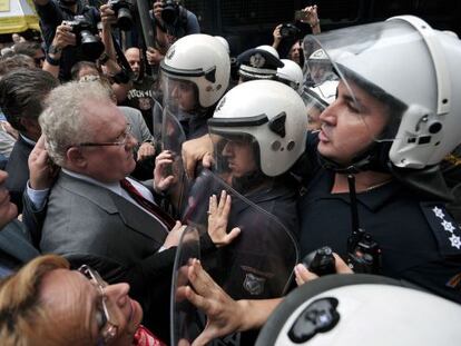 La polic&iacute;a corta el paso a m&eacute;dicos y abogados en una protesta hoy en Atenas.