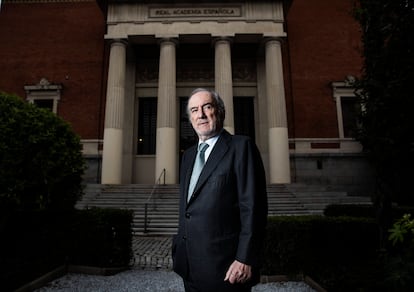 Santiago Muñoz Muñoz, en la entrada principal de la sede de la Real Academia Española.