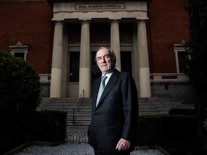 Santiago Muñoz Muñoz, en la entrada principal de la sede de la Real Academia Española.