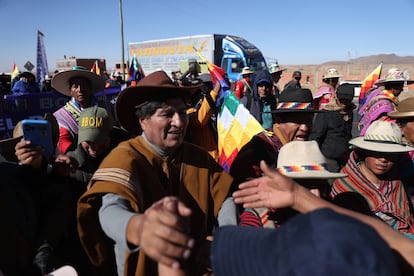 El expresidente Evo Morales saluda a simpatizantes, durante una marcha con rumbo a la ciudad de La Paz este viernes, en Patacamaya (Bolivia).