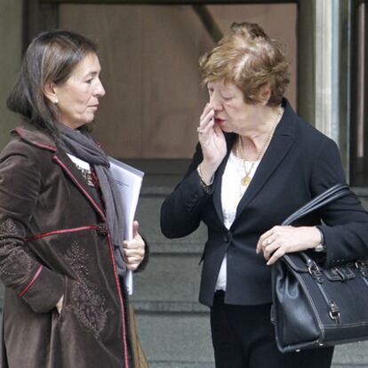 Las magistradas Teresa Palacios y Ángela Murillo, ayer frente a la Audiencia Nacional.