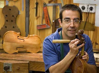 Lluís Clapers, en su taller de lutería en Barcelona.