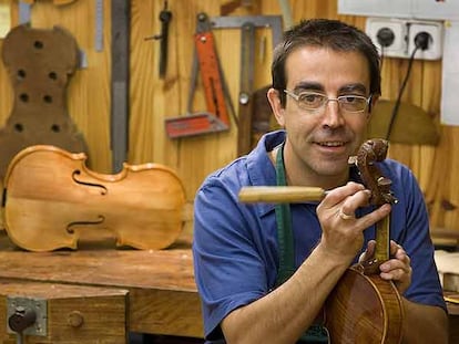 Lluís Clapers, en su taller de lutería en Barcelona.