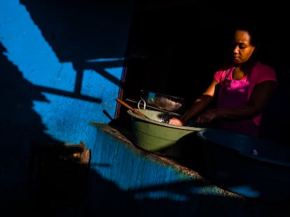 Una mujer lava platos al final de un turno de doce horas en un restaurante callejero, en Cartagena, en 2018.