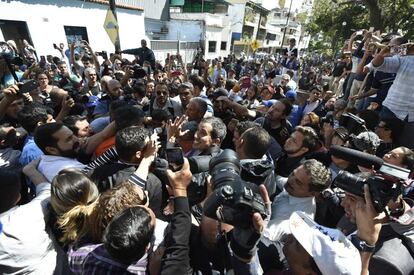 En su primera aparición pública desde que juró asumir como presidente interino del país, Guaidó ha llamado a participar este sábado en asambleas populares en los 335 municipios para prepararse de cara a una "gran movilización" la próxima semana.