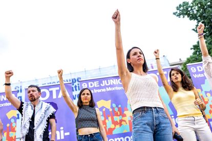 La cabeza de lista de Podemos al Parlamento Europeo, Irene Montero (segunda por la derecha), durante el acto de cierre de campaña de la formación morada, el 8 de junio en la plaza Pedro Zerolo de Madrid. Desde la izquierda, Pablo Igleias, Ione Belarra e Isa Sierra.
