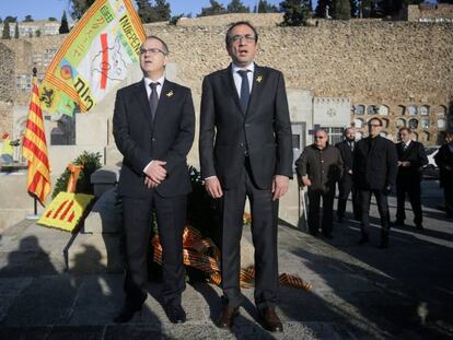 Jordi Turull (I) y Josep Rull (D) cantan los Segadors tras la lectura de una carta del expresidente, Carles Puigdemont, frente a la tumba de Francesc Macia (Montjuic), el pasado 25 de diciembre.