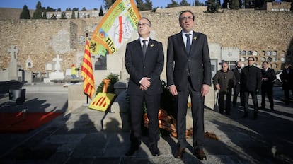 Jordi Turull (I) y Josep Rull (D) cantan los Segadors tras la lectura de una carta del expresidente, Carles Puigdemont, frente a la tumba de Francesc Macia (Montjuic), el pasado 25 de diciembre.