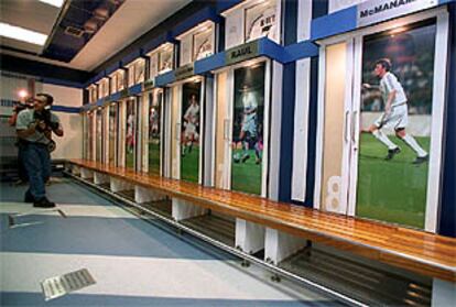 Taquillas personalizadas con las fotografías de los jugadores en los vestuarios del Santiago Bernabéu.