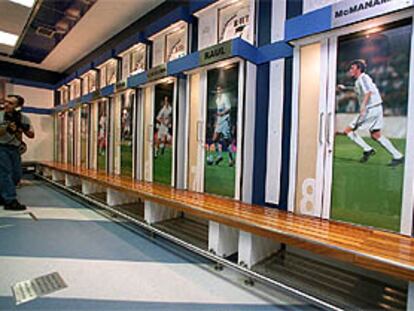 Taquillas personalizadas con las fotografías de los jugadores en los vestuarios del Santiago Bernabéu.