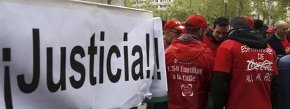 Trabajadores de Coca Cola ayer durante una concentraci&oacute;n ante el Tribunal Supremo.