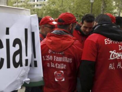 Trabajadores de Coca Cola ayer durante una concentraci&oacute;n ante el Tribunal Supremo.