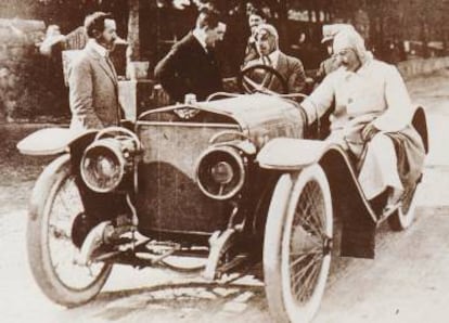 Alfons XIII sobre un Hispano-Suiza en una cursa a Sant Sebastià.