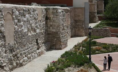 Parte de la muralla árabe en la Cuesta de la Vega, en Madrid.