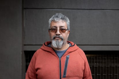 Manuel Bernal, de 54 aos y jardinero, anul su voto en las pasadas elecciones por candidatos constituyentes en Santiago, Chile.