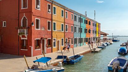 Coloridas casas junto al canal Fondamenta di Cao Moleca de Burano, en Venecia.