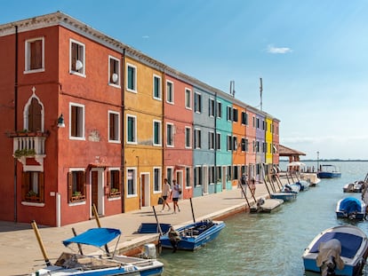 Coloridas casas junto al canal Fondamenta di Cao Moleca de Burano, en Venecia.