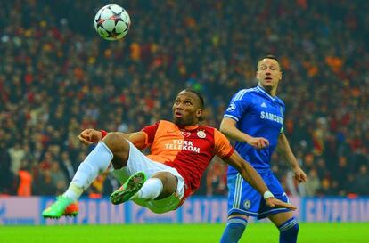 Drogba golpe el balón ante Terry