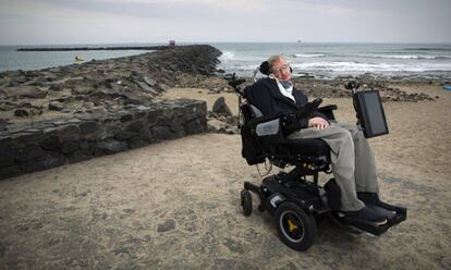Hawking en una platja de Tenerife el 2015.
