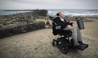 Hawking em uma praia das ilhas Canárias, na Espanha, em 2015.