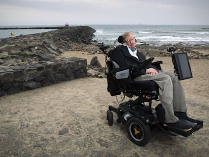 Hawking em uma praia das ilhas Canárias, na Espanha, em 2015.