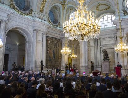 Asistentes al acto de imposición del Toisón de Oro a doña Leonor en su primer acto oficial en el Palacio Real.