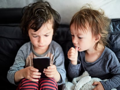 En cuanto al tema de revisar el móvil a los menores, los expertos consultados piden no hacerlo porque supone una intromisión.