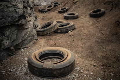 Para extraer grandes piedras de granito, los hombres entierran neumáticos de camiones a los que prenden fuego. Tras varios días incrustando ruedas de coches ardientes en la montaña, el granito se quiebra y se rompe en grandes piedras.