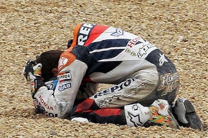 Nicky Hayden, en el suelo, tras el accidente provocado por Dani Pedrosa.