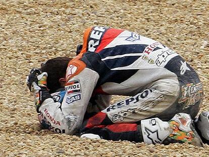 Nicky Hayden, en el suelo, tras el accidente provocado por Dani Pedrosa.