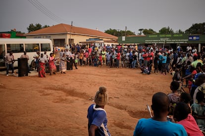 Una banda de música canta canciones para promover la sensibilización contra la poliomielitis en Mulanje, una ciudad del sur, junto a la frontera con Mozambique, estrategia que ya fue utilizada durante la campaña de vacunación de la covid-19. También emplean teatro y poesía para atraer la atención de la comunidad.