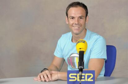 El redactor jefe de deportes de la Cadena Ser reemplaza a Manolo Lama en la narración de los partidos de fútbol del Real Madrid y la selección española en 'Carrusel Deportivo'.