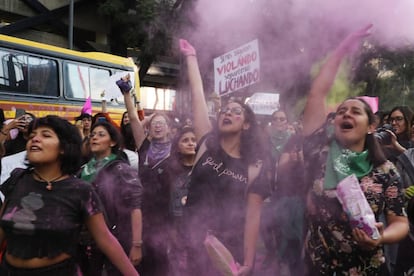 Mujeres lanzan brillantina durante la protesta del viernes en Ciudad de México.