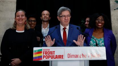 Jean-Luc Melenchon, líder del partido La Francia Insumisa, durante su comparecencia tras divulgarse los sondeos que otorgan la victoria a la alianza de las izquierdas francesas, el 7 de julio de 2024 en París.