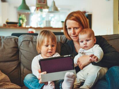 Una familia mira con atención una tableta. 