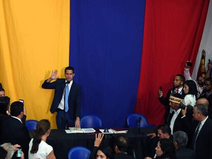 Juan Guaidó jura como presidente de la Asamblea venezolana en las oficinas del diario El Nacional.