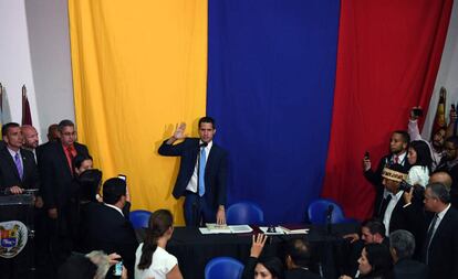 Juan Guaidó jura como presidente de la Asamblea venezolana en las oficinas del diario El Nacional.