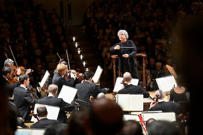 El director Semyon Bychkov dirigiendo la 'Octava sinfonía' de Dvořák a la Filarmónica Checa, el pasado martes en el Auditorio Nacional.