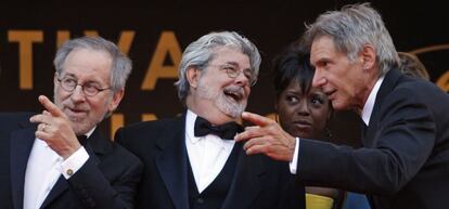 Steven Spielberg, George Lucas, y Harrison Ford en la premiere de &#039;Indiana Jones y el reino de la calavera de cristal&#039; en 2008 en el Festival de Cannes.