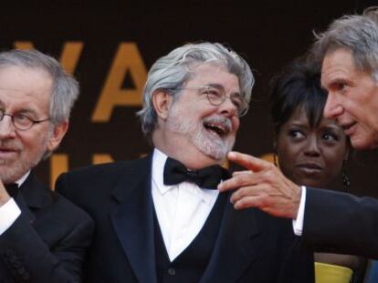 Steven Spielberg, George Lucas, y Harrison Ford en la premiere de &#039;Indiana Jones y el reino de la calavera de cristal&#039; en 2008 en el Festival de Cannes.