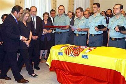 José Bono y Encarnación Naharro, ayer, en la capilla ardiente de los dos fallecidos.