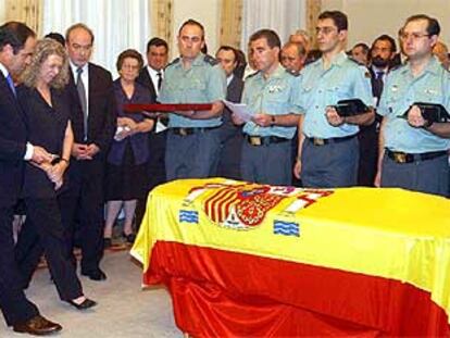José Bono y Encarnación Naharro, ayer, en la capilla ardiente de los dos fallecidos.