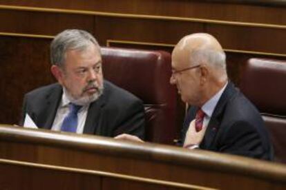El portavoz de Economía del PNV en el Congreso, Pedro Azpiazu (i), y el portavoz de CiU, Josep Antoni Duran Lleida (d), conversan hoy en el Congreso, donde se celebra sesión plenaria.