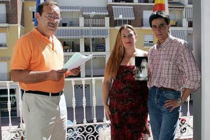 Antonio y Mari, con el teniente de alcalde de Torre del Mar, Manuel Rincón.