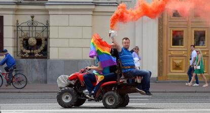 Uno de los líderes del movimiento homosexual ruso, Nikolái Alekséyev, fue detenido al intentar celebrar una marcha del orgullo gay sin autorización del Ayuntamiento de Moscú. En la imagen, Nikolái Alekséyev, durante la marcha por las calles de Moscú.
