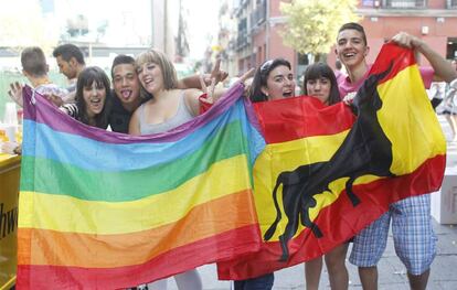 A veces resultaba difícil quién celebraba cada cosa el viernes en Madrid: ¿el Orgullo, la victoria contra Paraguay, o ambas cosas?