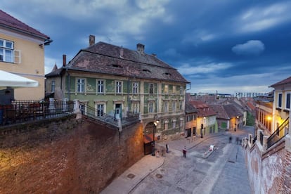 Calle del centro histórico de Sibiu, en Transilvania (Rumania).