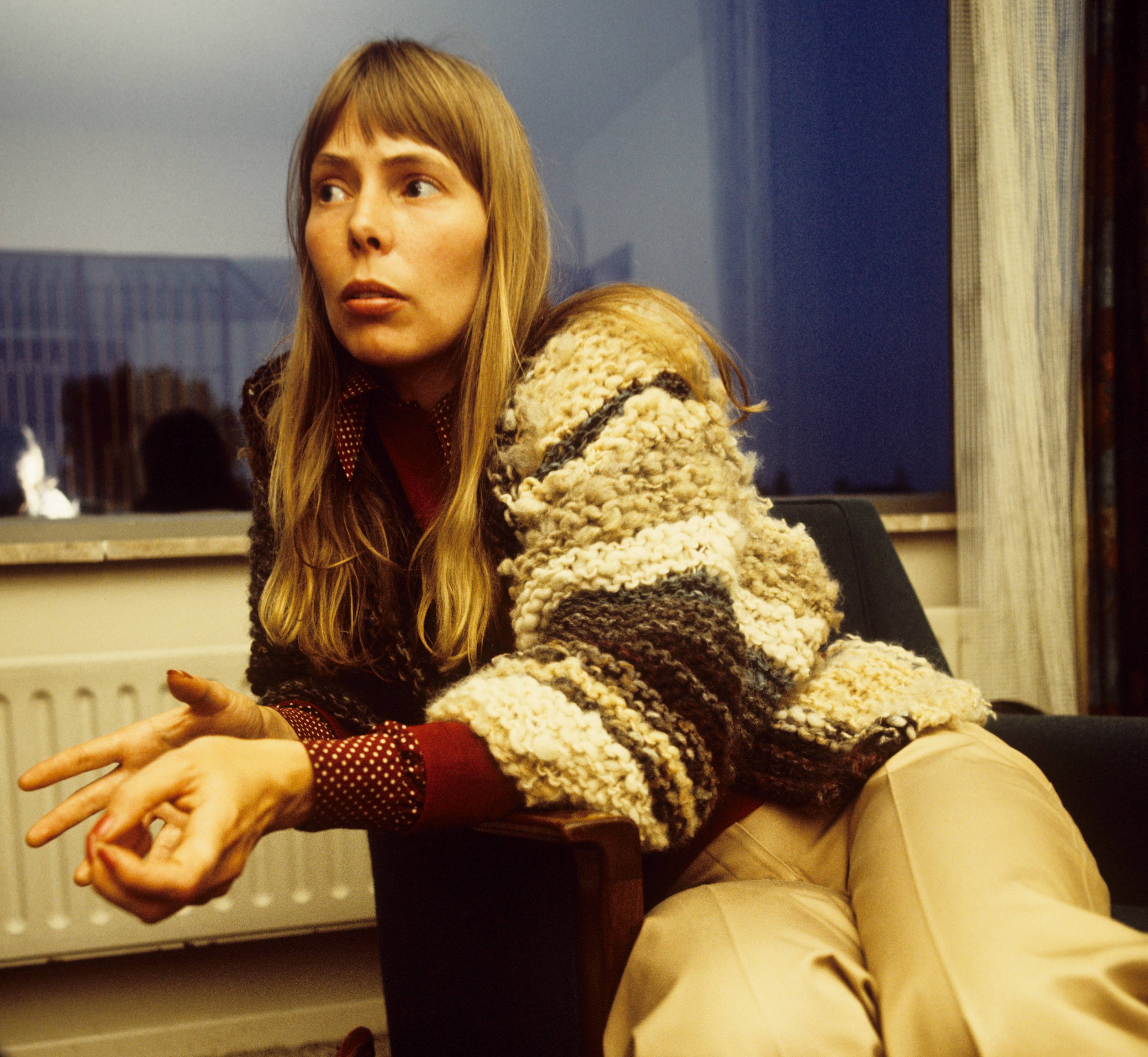 “Si aprietas demasiado la arena, se te escapará entre los dedos”: cómo Joni Mitchell compuso el disco en el que habla a todos sus amantes