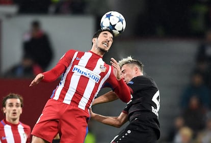El defensa del Atlético, Sime Vrsaljko (i), y el centrocampista Kevin Kampl durante el partido.